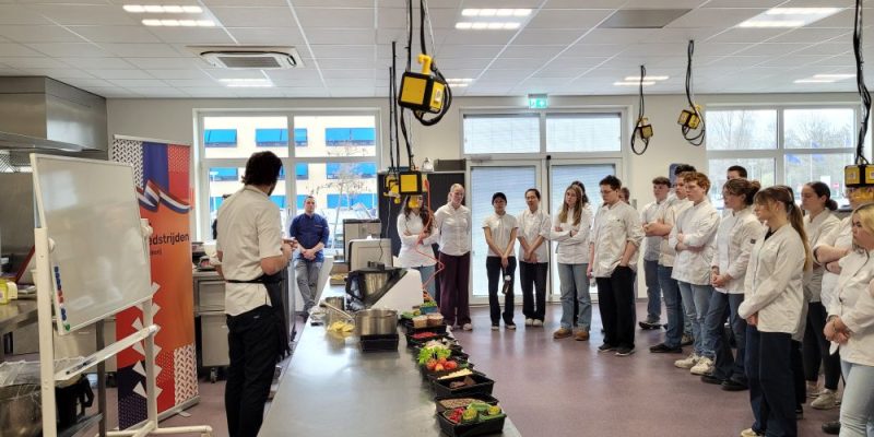 Nieuws: Vragen stellen en rondkijken tijdens VIP-middag Jeugd Vakwedstrijden